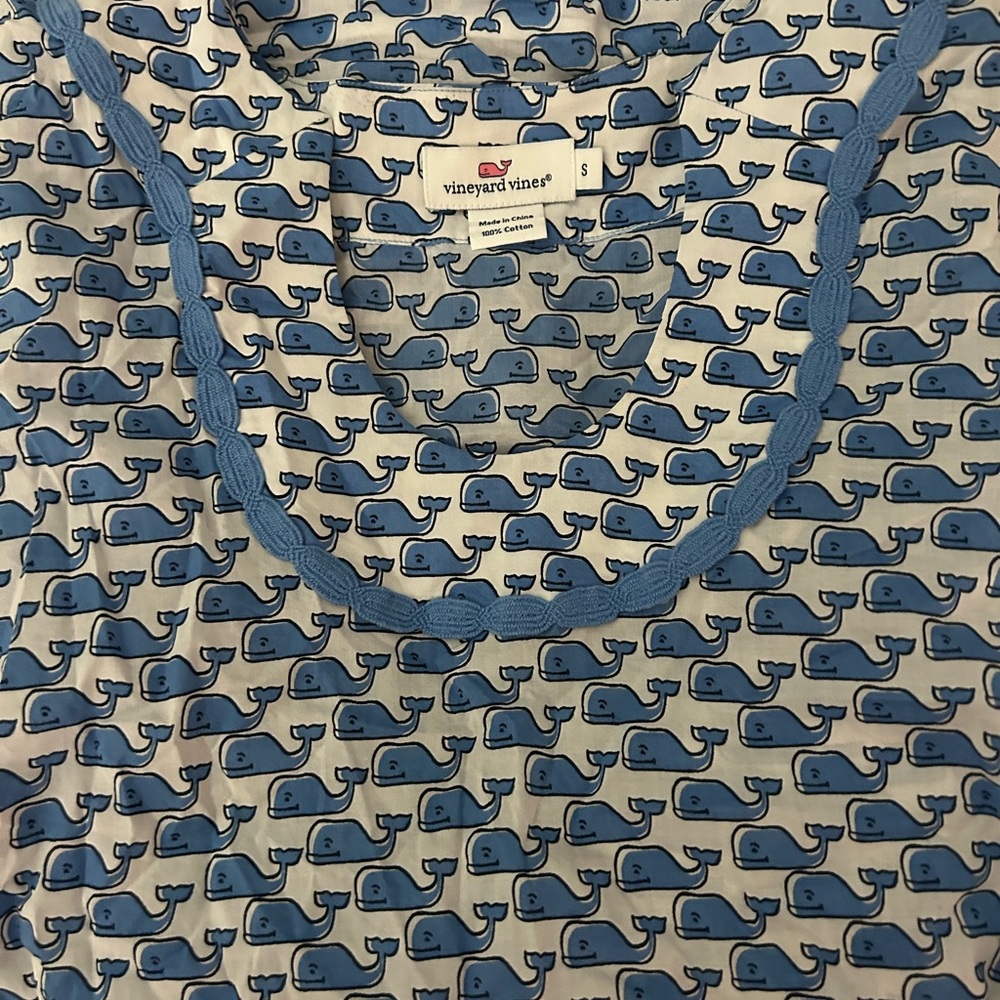 Vineyard vines caftan, size small, classic blue whale